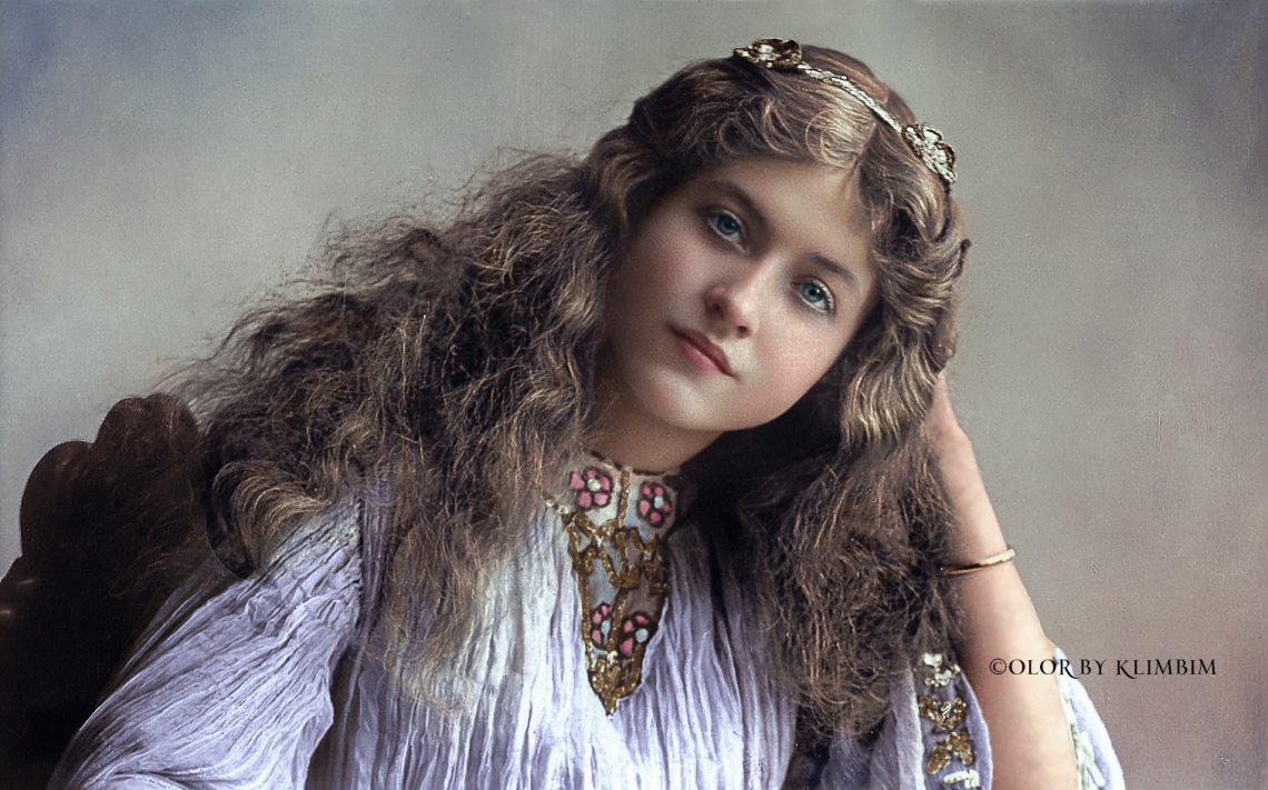 Maude-Fealy-in-the-costume-of-Fair-Rosamund-from-the-play-Becket-from-1904-or-1905.jpg