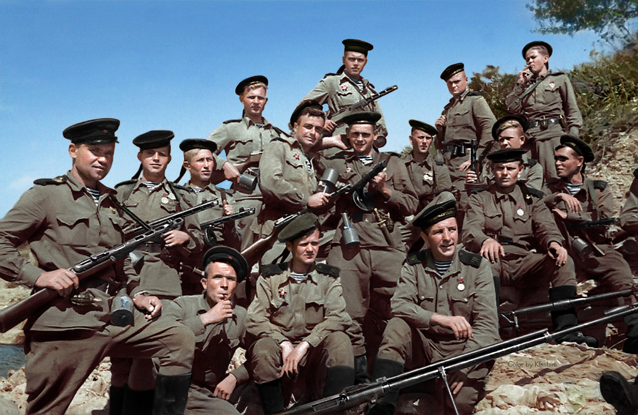 Морские пехотинцы из отряда майора Куникова перед высадкой на Малую землю