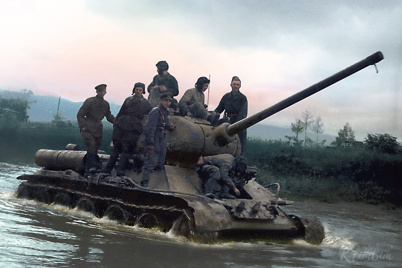 Военная техника 1945 года. Т-34 форсирует реку Хандаса-Гава, Южный Сахалин, 1945 год. Освобождение Сахалина 1945. Сахалин август 1945. Освобождение Южного Сахалина 1945.