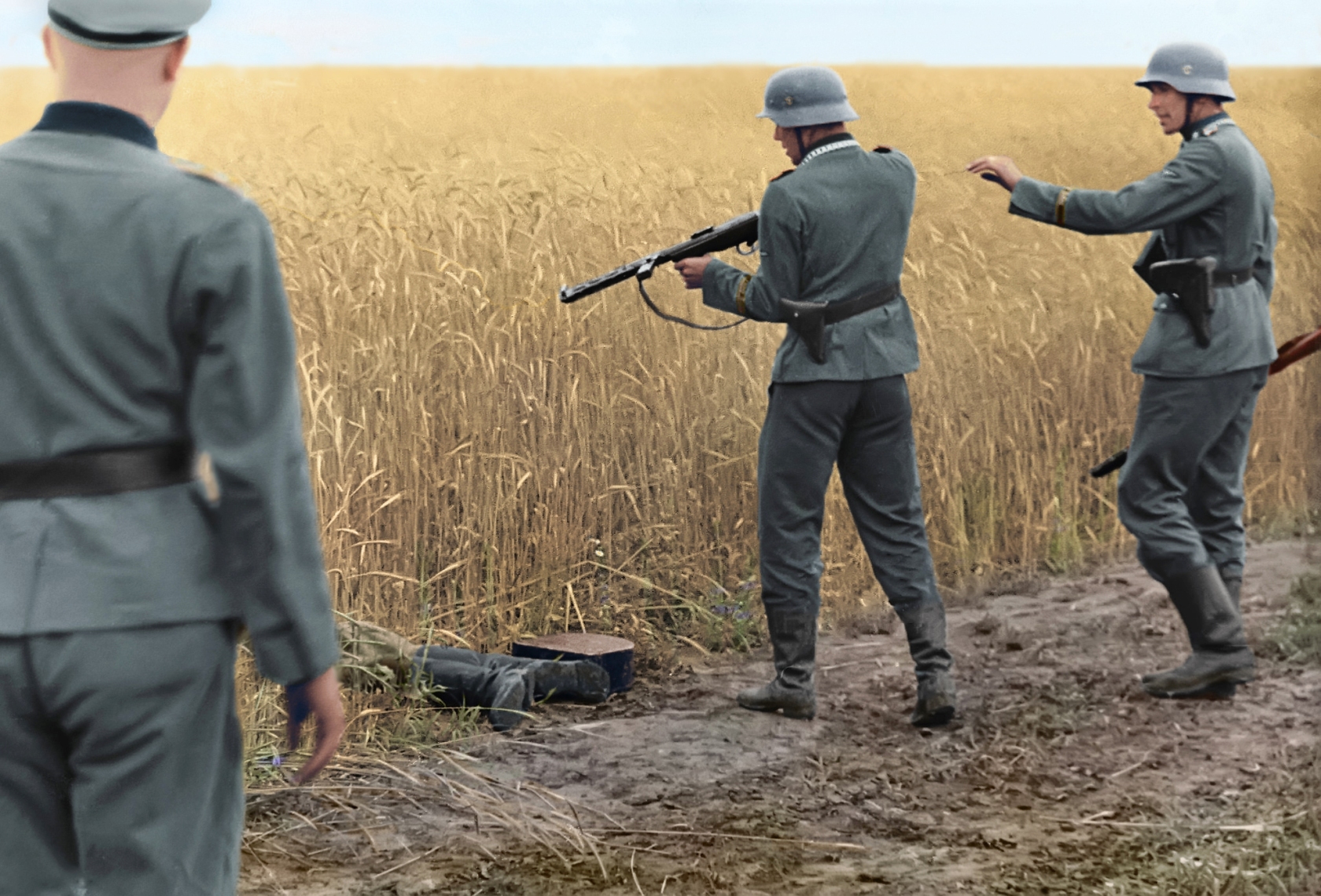 Народ советский победил сдают оружие фрицы. Раненый немецкий солдат 1941. Солдаты вермахта 1941 год расстреливают красноармейцев. Солдаты Ваффен СС на Восточном фронте.